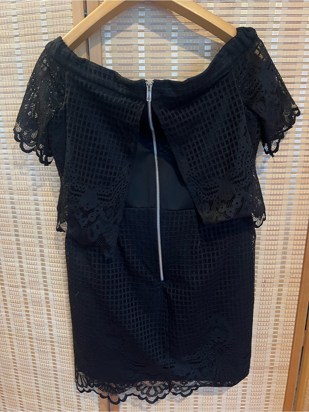 Topshop Black Off-the-Shoulder Lace Mini Dress. Large - Picture 3 of 5